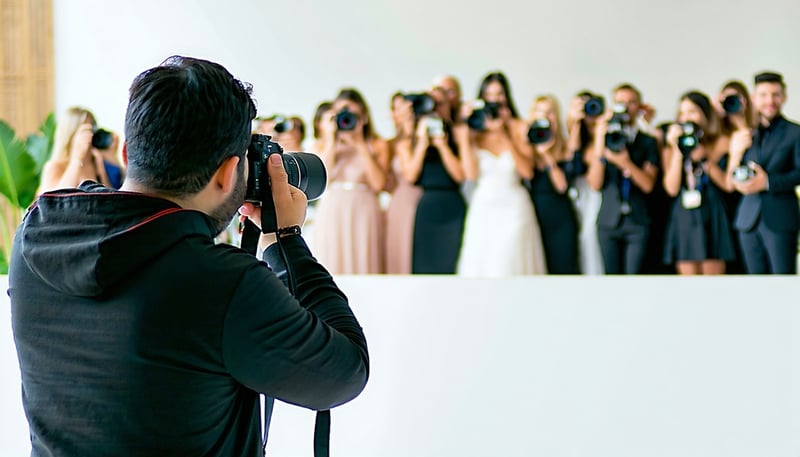 Fotógrafo tomando fotos en un evento especial