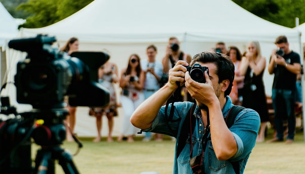 Fotógrafo tomando fotos en un evento especial